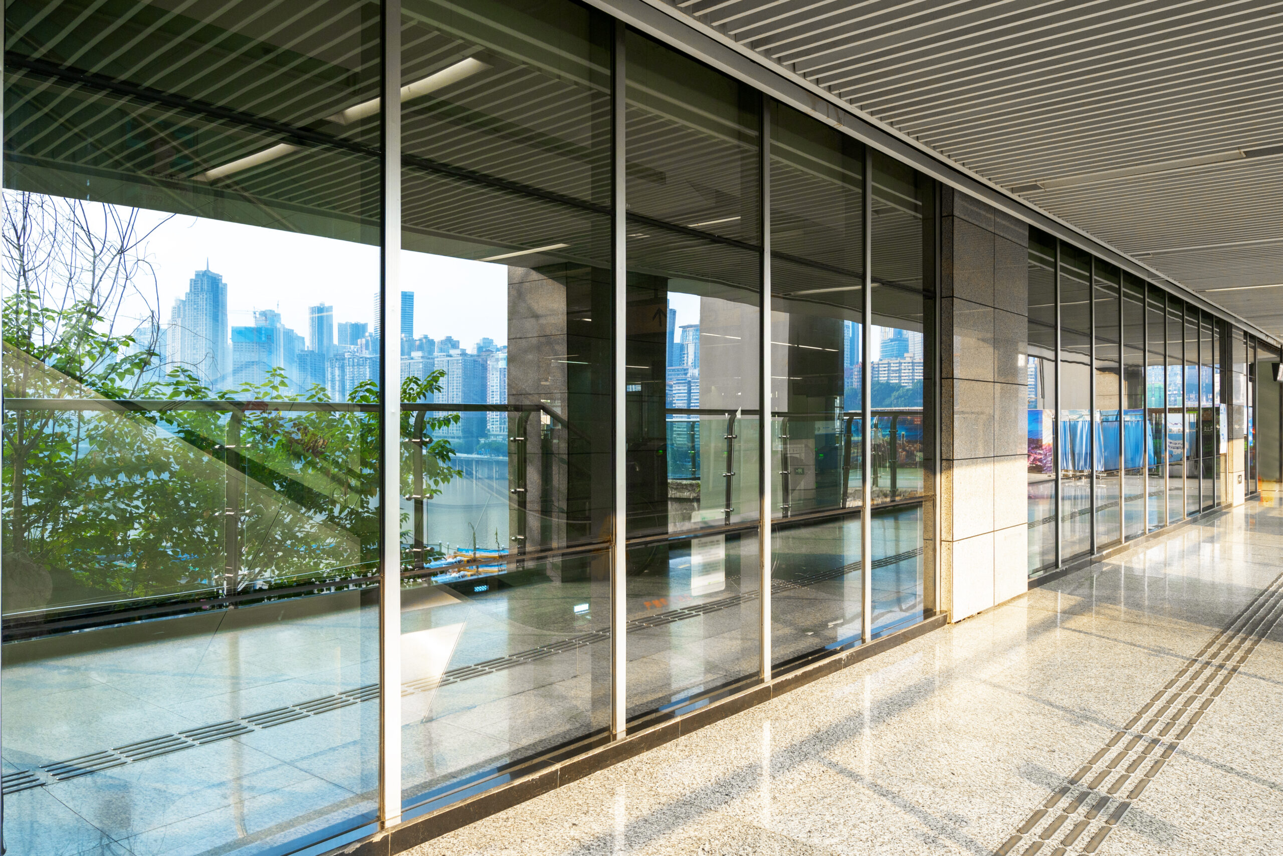 glasväggar i kontorslandskap exteriör.