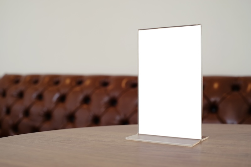 Alla företag bör använda akrylställ i flera olika storlekar